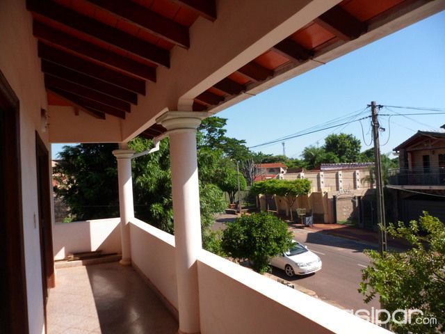 VENDO RESIDENCIA , CENTRO DE SAN LORENZO,CON 5 DOR.11 AIRE .... | Clasipar Residencias / Mansiones - VENDO RESIDENCIA , CENTRO DE SAN LORENZO,CON 5 DOR.11 AIRE ....