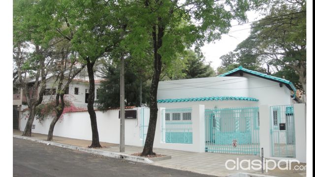 CAPITAL TE OFRECE… espectacular residencia de calle a calle con más de 2.000 m2!!! | Clasipar Casas - CAPITAL TE OFRECE… espectacular residencia de calle a calle con más de 2.000 m2!!!