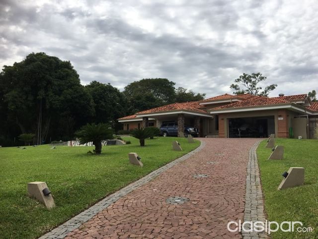 Hermosa e imponente casa sobre el campo de golf del yacht y golf club lambare!! | Clasipar Casas - Hermosa e imponente casa sobre el campo de golf del yacht y golf club lambare!!