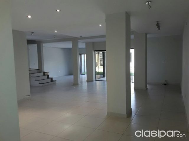 Alquilo Elegante Residencia en Pleno Barrio Herrera | Clasipar Casas - Alquilo Elegante Residencia en Pleno Barrio Herrera