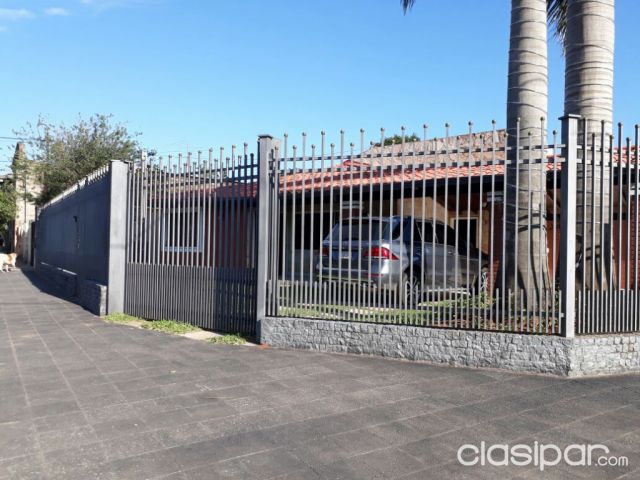 LOS LAURELES – MUNIC. DE ASUNCIÓN: ELEGANTE RESIDENCIA – 3 DORMIT. – MAGNIFICO JARDÍN – 1.500 USD. | Clasipar Residencias / Mansiones - LOS LAURELES – MUNIC. DE ASUNCIÓN: ELEGANTE RESIDENCIA – 3 DORMIT. – MAGNIFICO JARDÍN – 1.500 USD.