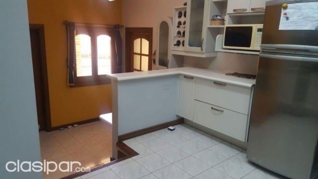 B° MBURUCUYÁ: CONFORTABLE RESIDENCIA EN VENTA – 3 DORMITORIOS – 420 M2 – 300.000 USD. | Clasipar Residencias / Mansiones - B° MBURUCUYÁ: CONFORTABLE RESIDENCIA EN VENTA – 3 DORMITORIOS – 420 M2 – 300.000 USD.
