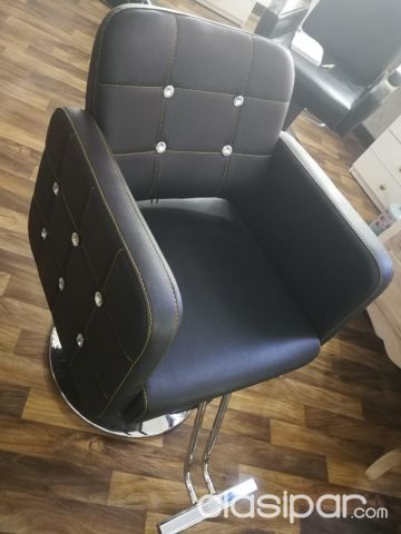 Silla de peluquería seminueva en perfecto estado | Clasipar Muebles - Silla de peluquería seminueva en perfecto estado